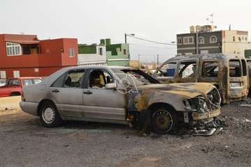 Cinco vehículos calcinados un incendio intencionado en un solar de El Ejido-Telde/TA.